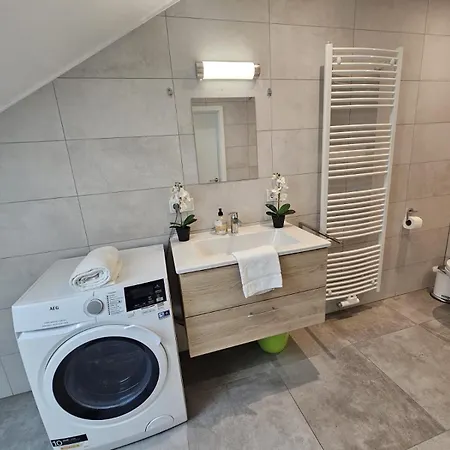 Apartment Homey 2br Flat With Parking